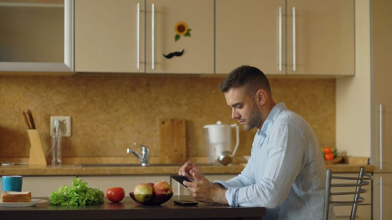 How to Maintain Healthy Phone Habits for a Balanced Life